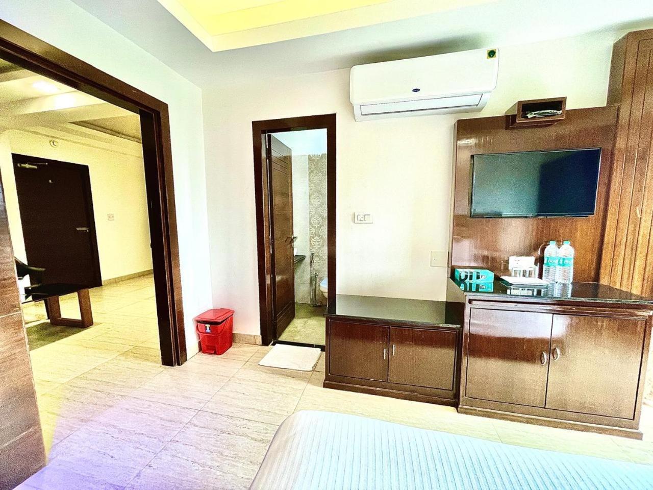 Gr Palace, In Front Of Sea-Beach With Breakfast, Swimming-Pool, Fully Air-Conditioned, Hotel With Parking Availability Пури Екстериор снимка