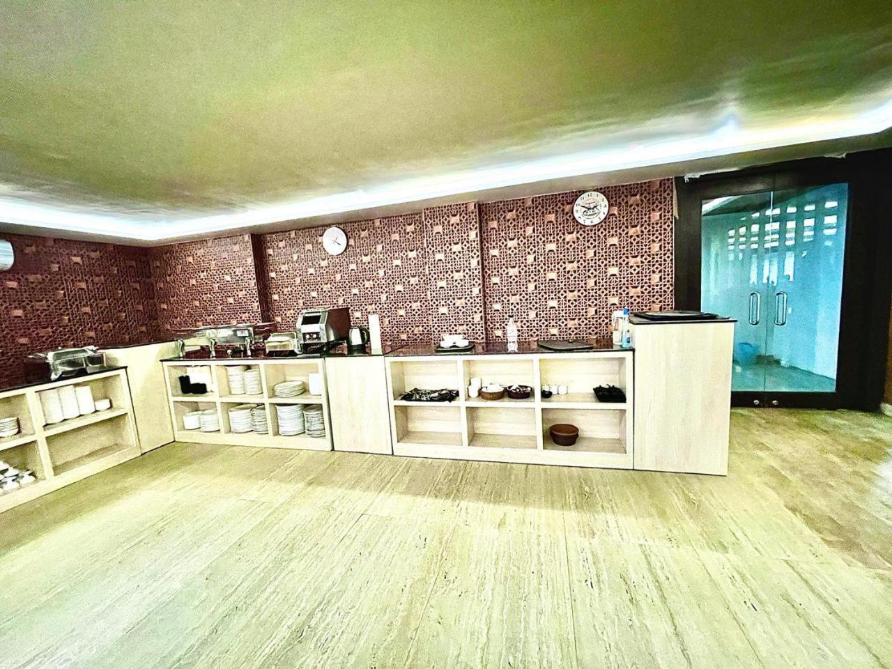 Gr Palace, In Front Of Sea-Beach With Breakfast, Swimming-Pool, Fully Air-Conditioned, Hotel With Parking Availability Пури Екстериор снимка