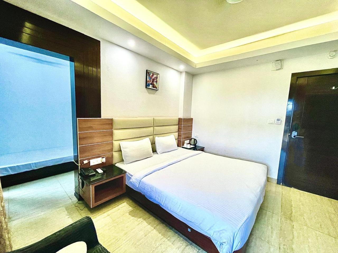 Gr Palace, In Front Of Sea-Beach With Breakfast, Swimming-Pool, Fully Air-Conditioned, Hotel With Parking Availability Пури Екстериор снимка