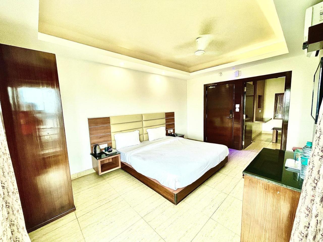 Gr Palace, In Front Of Sea-Beach With Breakfast, Swimming-Pool, Fully Air-Conditioned, Hotel With Parking Availability Пури Екстериор снимка