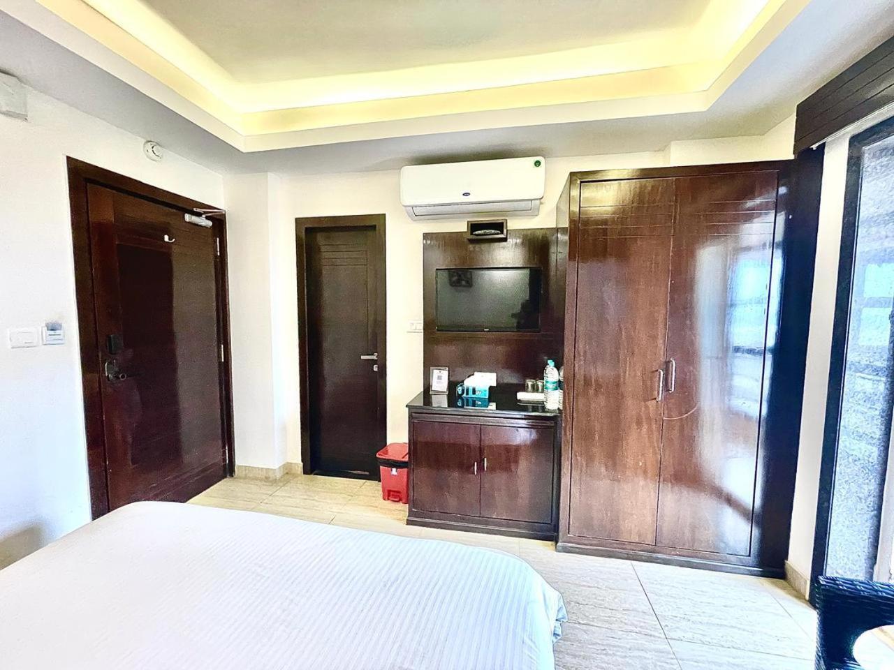 Gr Palace, In Front Of Sea-Beach With Breakfast, Swimming-Pool, Fully Air-Conditioned, Hotel With Parking Availability Пури Екстериор снимка