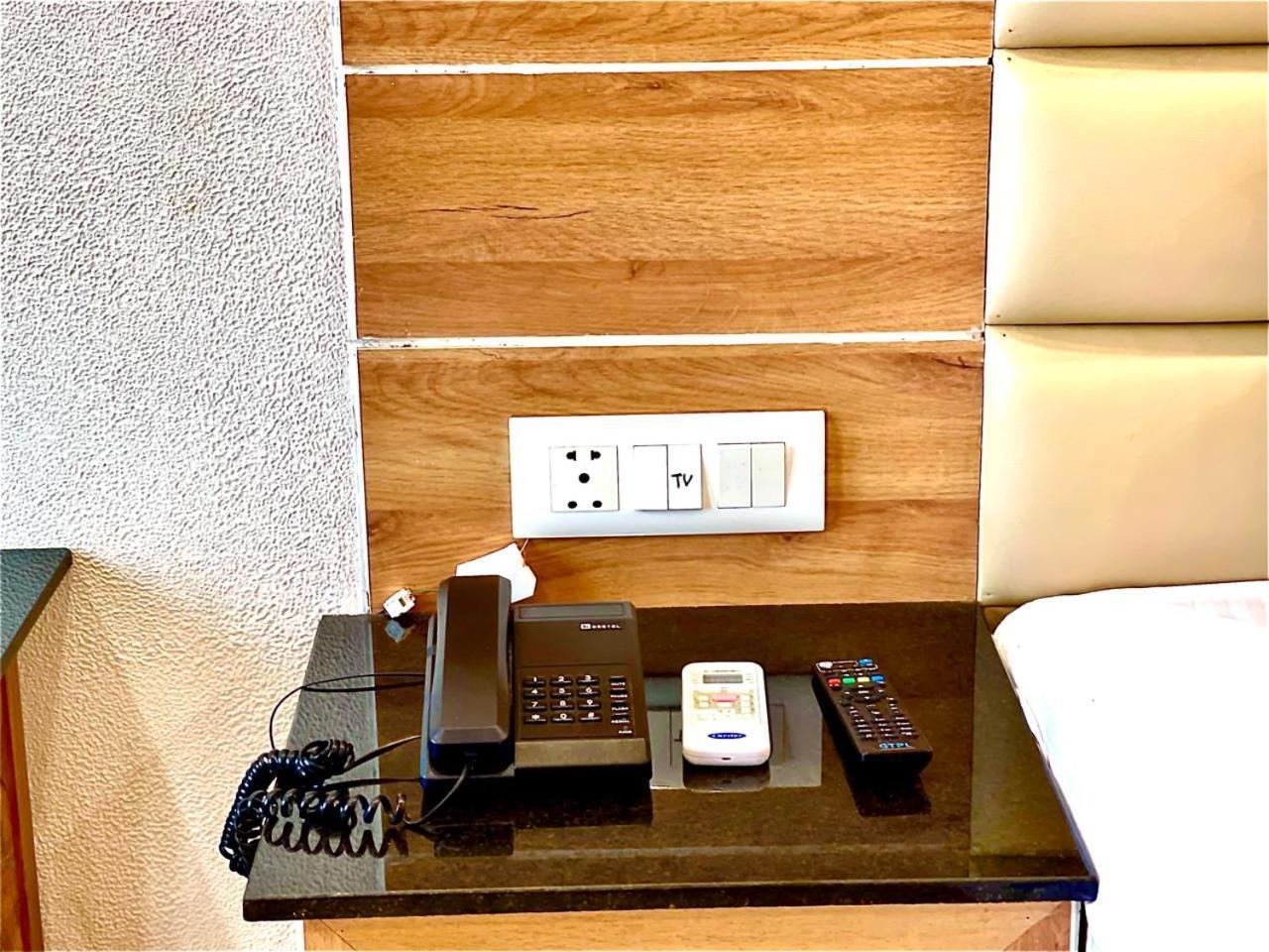 Gr Palace, In Front Of Sea-Beach With Breakfast, Swimming-Pool, Fully Air-Conditioned, Hotel With Parking Availability Пури Екстериор снимка