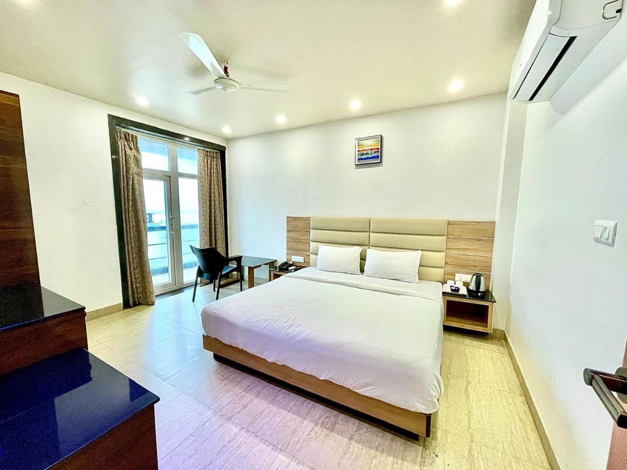 Gr Palace, In Front Of Sea-Beach With Breakfast, Swimming-Pool, Fully Air-Conditioned, Hotel With Parking Availability Пури Екстериор снимка