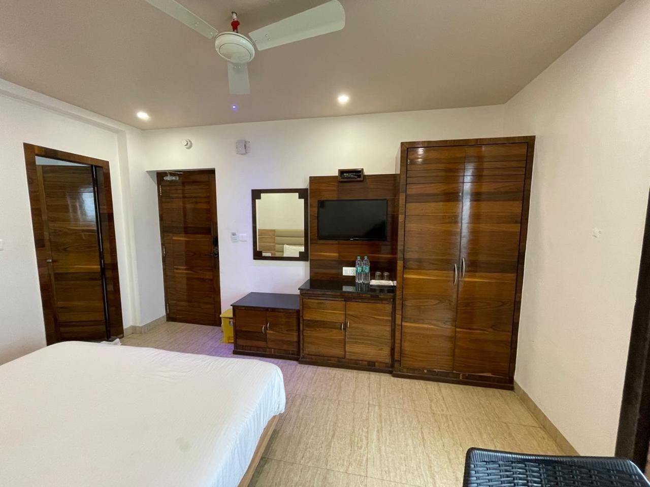 Gr Palace, In Front Of Sea-Beach With Breakfast, Swimming-Pool, Fully Air-Conditioned, Hotel With Parking Availability Пури Екстериор снимка