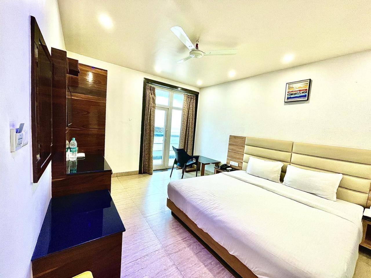Gr Palace, In Front Of Sea-Beach With Breakfast, Swimming-Pool, Fully Air-Conditioned, Hotel With Parking Availability Пури Екстериор снимка