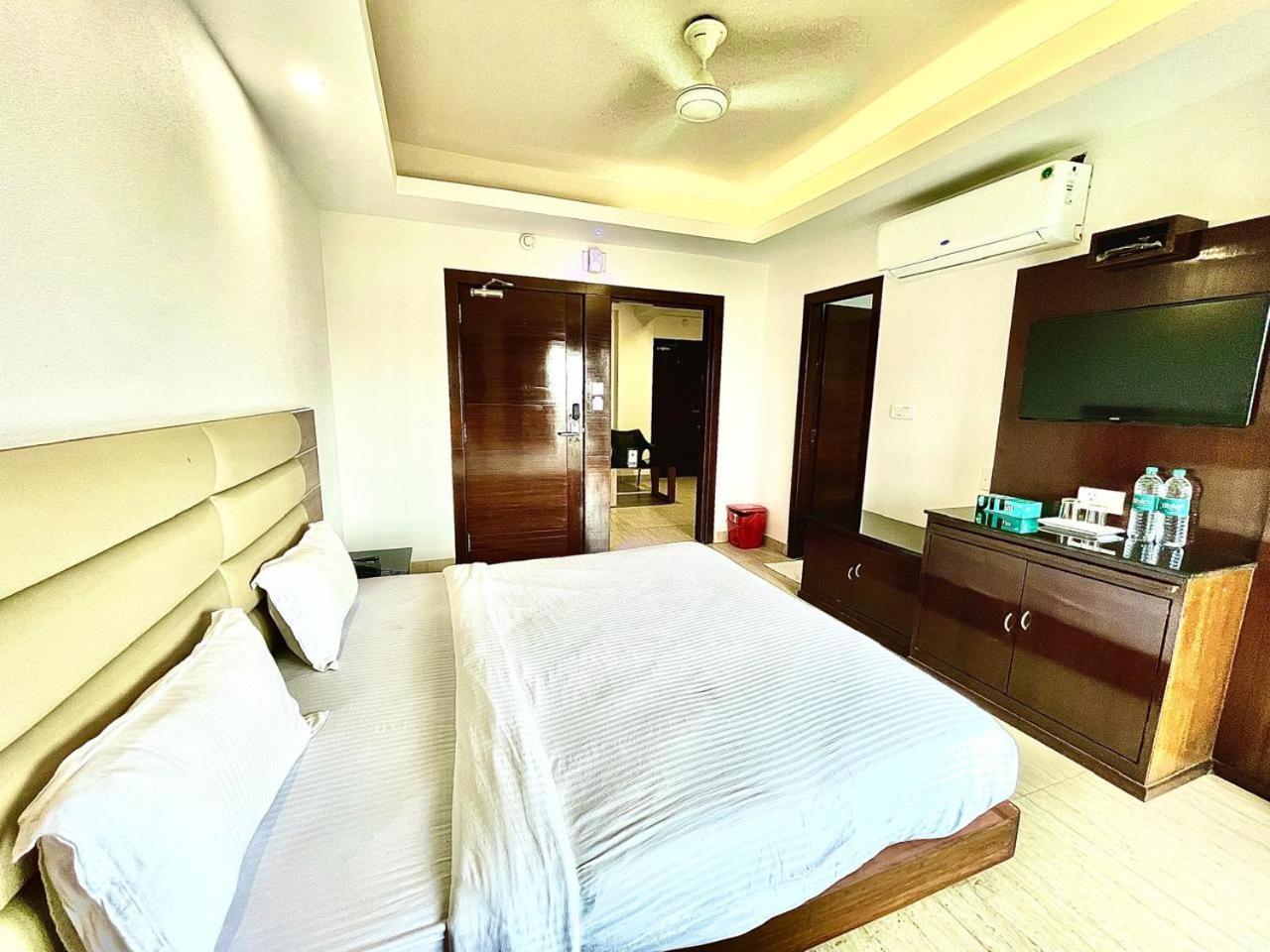 Gr Palace, In Front Of Sea-Beach With Breakfast, Swimming-Pool, Fully Air-Conditioned, Hotel With Parking Availability Пури Екстериор снимка